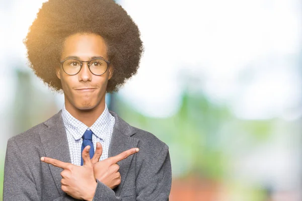 Unga Afroamerikanska Affärsman Med Afro Hår Bär Glasögon Peka Till — Stockfoto