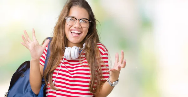 Ung Vacker Brunett Student Kvinna Bär Hörlurar Och Ryggsäck Över — Stockfoto