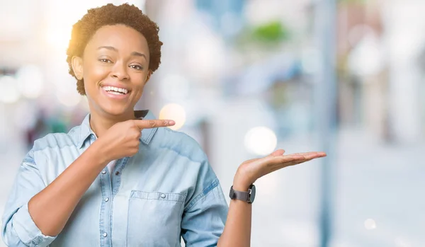Jonge Mooie Afrikaanse Amerikaanse Vrouw Geïsoleerde Achtergrond Verbaasd Lachend Naar — Stockfoto