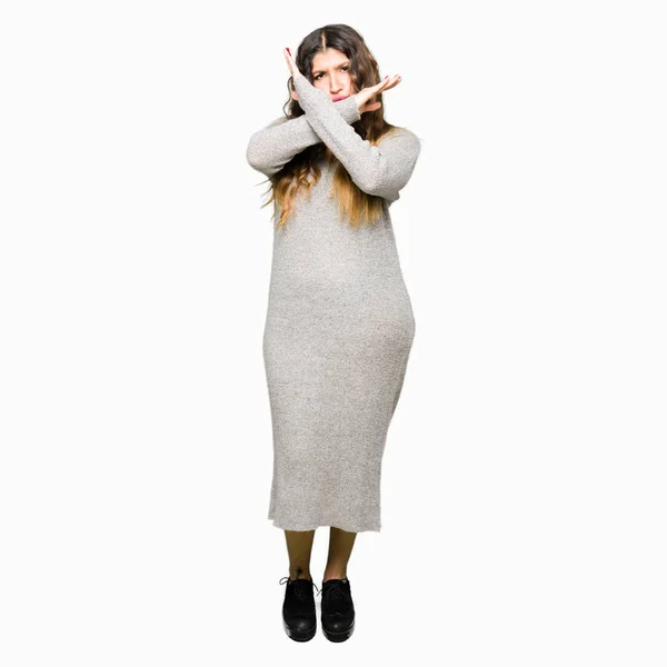 Junge Schöne Frau Trägt Winterkleid Ablehnung Ausdruck Verschränkten Armen Tut — Stockfoto