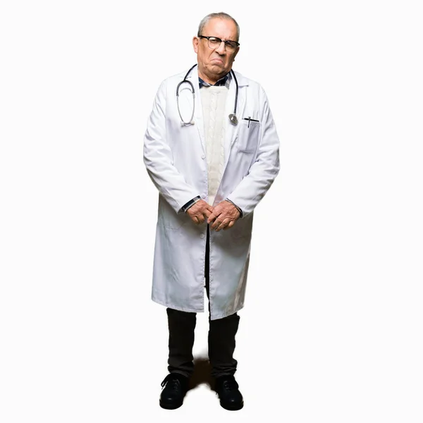 Όμορφος Ανώτερος Γιατρός Άνθρωπος Φορώντας Ιατρική Παλτό Κατάθλιψη Και Ανησυχία — Φωτογραφία Αρχείου