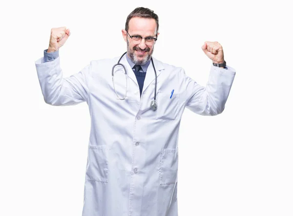 中年先輩の白髪医師男性医療制服分離背景表示腕筋肉自慢笑顔を身に着けています フィットネスの概念 — ストック写真
