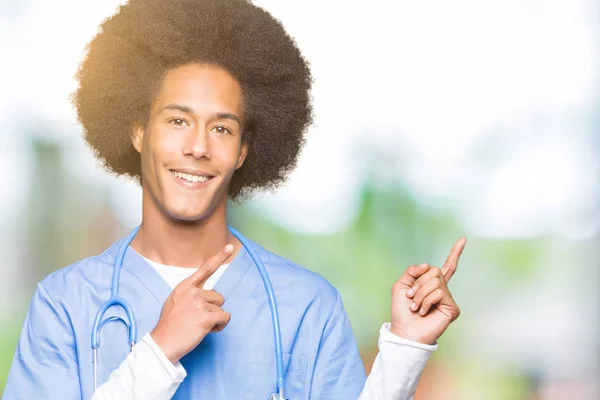 Jovem Médico Afro Americano Homem Com Cabelo Afro Sorrindo Olhando — Fotografia de Stock