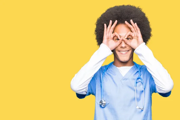 Mladý Americký Lékař Muž Afro Vlasy Gesto Jako Dalekohled Držet — Stock fotografie