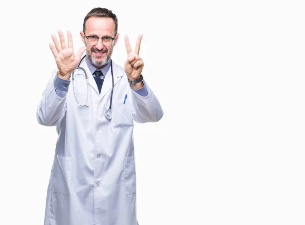 Mediana Edad Hoary Médico Hombre Vistiendo Uniforme Médico Aislado Fondo — Foto de Stock