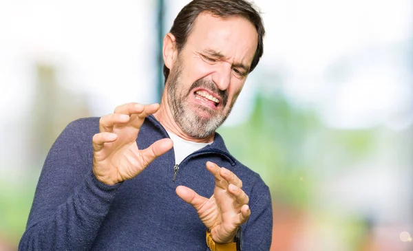 Hombre Guapo Mediana Edad Vistiendo Suéter Expresión Repugnante Disgustado Temeroso —  Fotos de Stock
