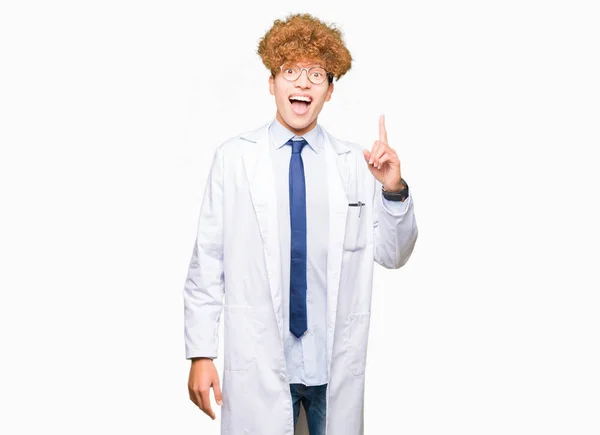 Ung Vacker Forskare Man Bär Glasögon Pekar Finger Med Lyckad — Stockfoto