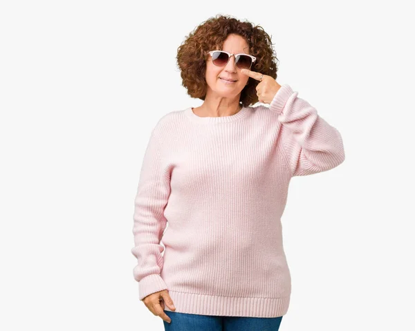 Όμορφη Μεσαία Ager Ανώτερων Γυναίκα Φοράει Ροζ Πουλόβερ Και Γυαλιά — Φωτογραφία Αρχείου