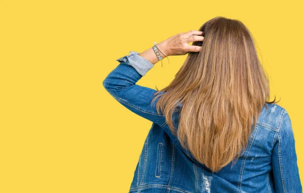 Mulher Meia Idade Bonita Vestindo Jaqueta Ganga Casual Sobre Fundo — Fotografia de Stock