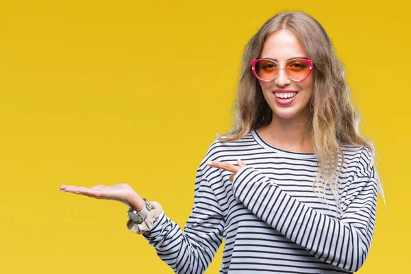 Schöne Junge Blonde Frau Mit Sonnenbrille Über Isoliertem Hintergrund Erstaunt — Stockfoto