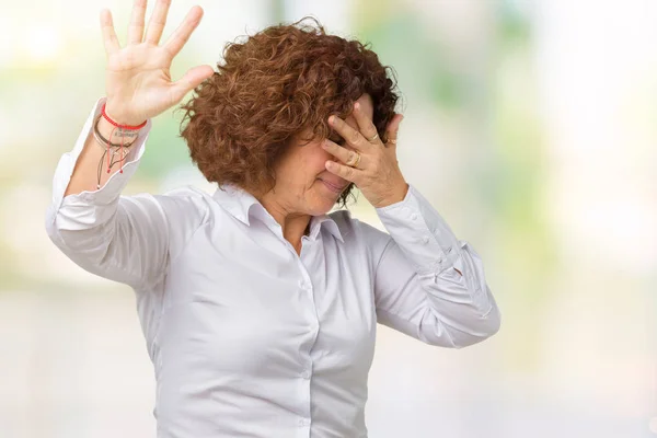 Schöne Seniorin Mittleren Alters Über Isoliertem Hintergrund Die Die Augen — Stockfoto