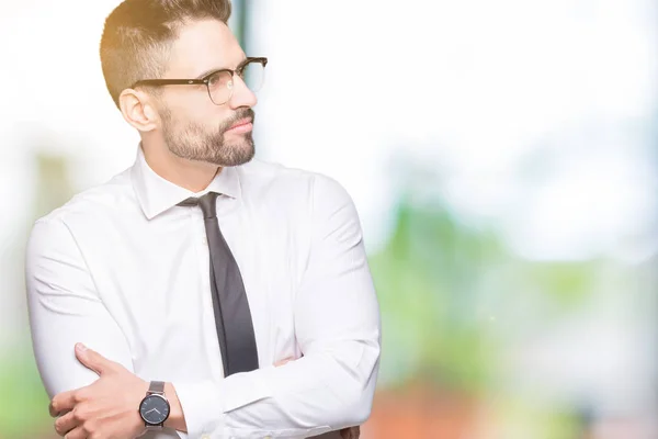 Jonge Knappe Zakenman Bril Geïsoleerde Achtergrond Glimlachend Zoek Naar Kant — Stockfoto