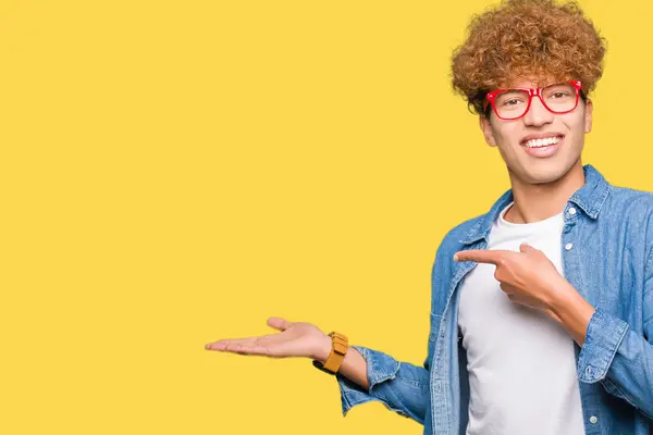 Jonge Knappe Man Met Afro Haar Bril Verbaasd Lachend Naar — Stockfoto