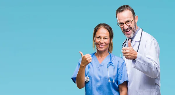 Médicos Hispanos Mediana Edad Parejas Con Uniforme Médico Sobre Fondo — Foto de Stock