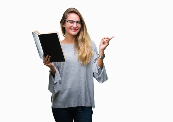 Jovem Bela Mulher Loira Lendo Livro Sobre Fundo Isolado Muito — Fotografia de Stock