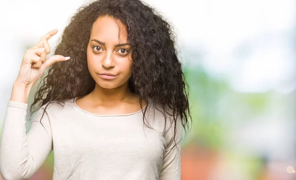 Jeune Belle Fille Aux Cheveux Bouclés Portant Pull Décontracté Sourire — Photo