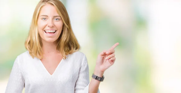 Mooie Elegante Jongedame Geïsoleerde Achtergrond Met Een Grote Glimlach Het — Stockfoto