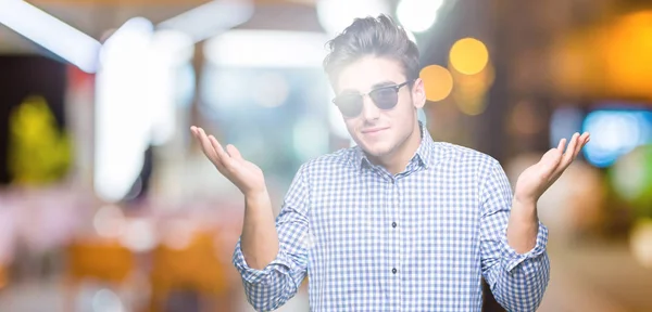 Homem Bonito Jovem Usando Óculos Sol Sobre Fundo Isolado Expressão — Fotografia de Stock