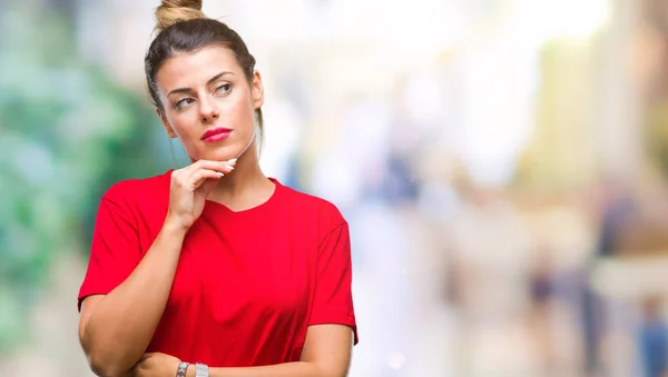 Mooie Jongedame Geïsoleerde Achtergrond Met Hand Kin Denken Vraag Nadenkend — Stockfoto