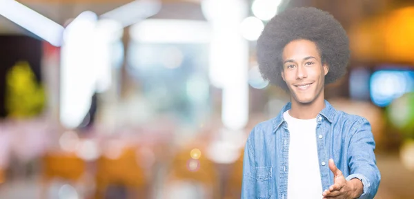 Junger Afrikanisch Amerikanischer Mann Mit Afro Haaren Der Freundlich Lächelt — Stockfoto