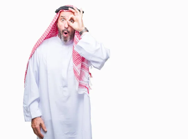 Hombre Árabe Mayor Vistiendo Keffiyeh Sobre Fondo Aislado Haciendo Gesto — Foto de Stock