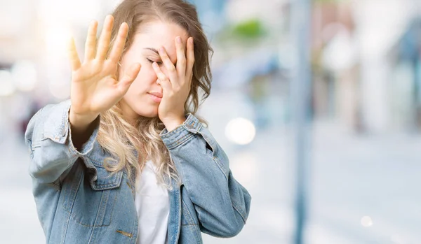 Mooie Jonge Blonde Vrouw Denim Jasje Dragen Geïsoleerd Achtergrond Die — Stockfoto