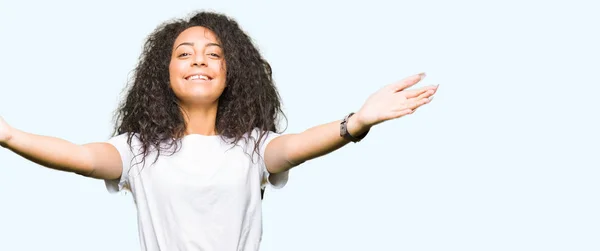 Jeune Belle Fille Aux Cheveux Bouclés Portant Shirt Blanc Décontracté — Photo