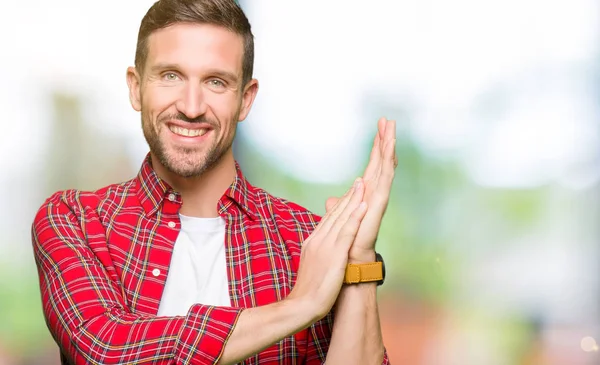 Bonito Homem Vestindo Camisa Casual Batendo Palmas Aplaudindo Feliz Alegre — Fotografia de Stock