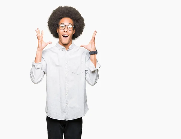 Jovem Afro Americano Com Cabelo Afro Vestindo Óculos Celebrando Loucos — Fotografia de Stock