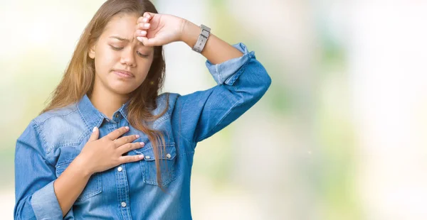 Joven Hermosa Morena Con Camisa Mezclilla Azul Sobre Fondo Aislado — Foto de Stock