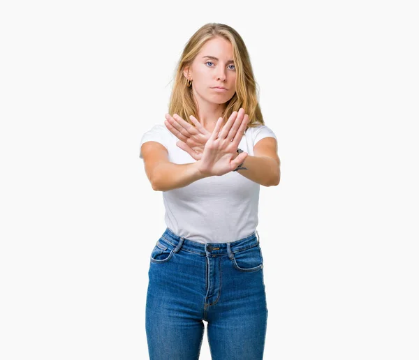 Hermosa Mujer Joven Con Camiseta Blanca Casual Sobre Fondo Aislado — Foto de Stock