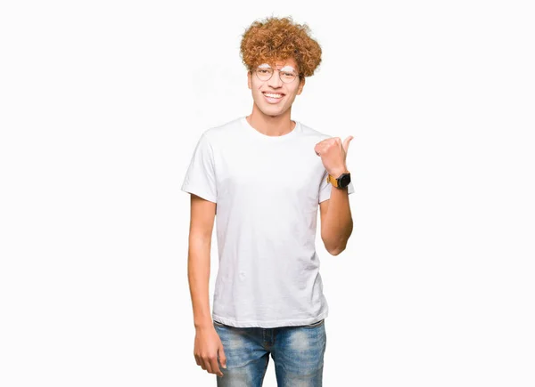 Jonge Knappe Man Met Afro Haar Bril Glimlachend Met Blij — Stockfoto