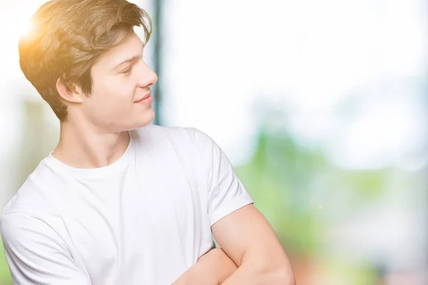 Junger Gutaussehender Mann Lässigem Weißem Shirt Vor Isoliertem Hintergrund Lächelnd — Stockfoto