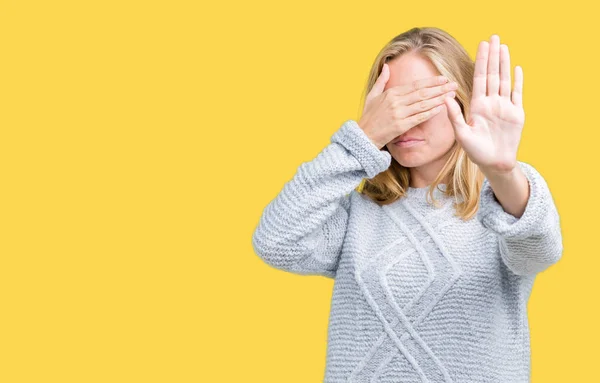 Mulher Bonita Vestindo Camisola Inverno Sobre Fundo Isolado Cobrindo Olhos — Fotografia de Stock