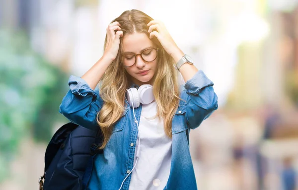 Joven Hermosa Estudiante Rubia Que Usa Auriculares Gafas Sobre Fondo —  Fotos de Stock