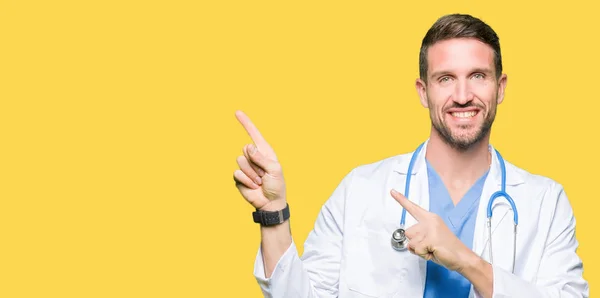 Knappe Dokter Man Medische Uniform Dragen Geïsoleerde Achtergrond Glimlachen Kijken — Stockfoto