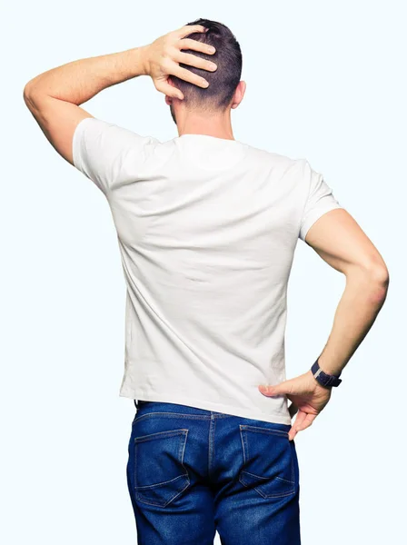 Hombre Guapo Con Camiseta Blanca Casual Revés Pensando Duda Con — Foto de Stock