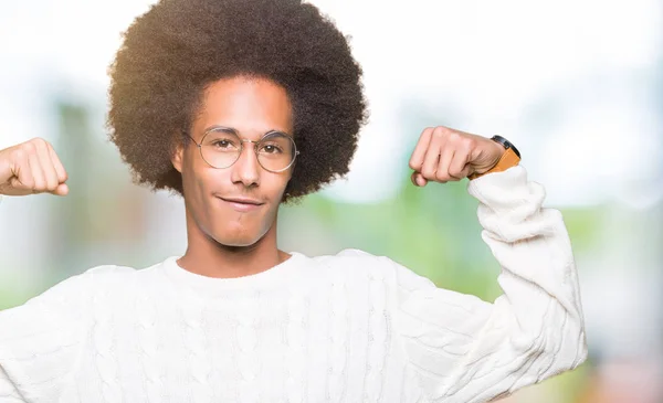 Joven Hombre Afroamericano Con Pelo Afro Usando Gafas Que Muestran — Foto de Stock