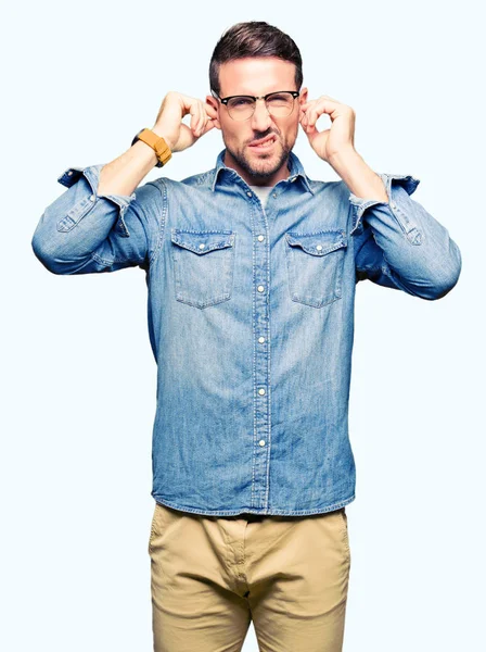 Bonito Homem Usando Óculos Cobrindo Orelhas Com Dedos Com Expressão — Fotografia de Stock