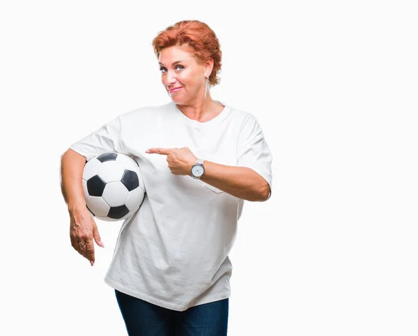 Atractiva Mujer Pelirroja Caucásica Senior Sosteniendo Pelota Fútbol Sobre Fondo —  Fotos de Stock