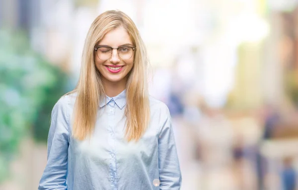 Jonge Mooie Blonde Zakenvrouw Bril Geïsoleerde Achtergrond Winking Kijken Naar — Stockfoto