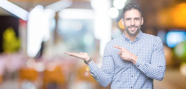 Joven Hombre Guapo Sobre Fondo Aislado Asombrado Sonriendo Cámara Mientras — Foto de Stock