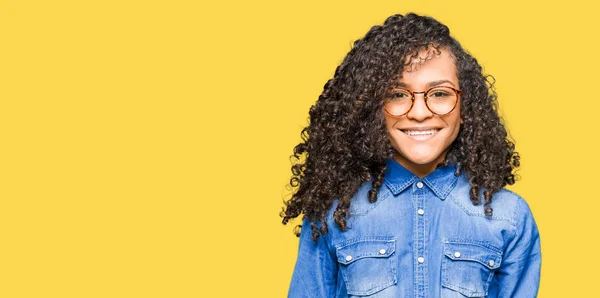 Joven Hermosa Mujer Con Pelo Rizado Con Gafas Con Una —  Fotos de Stock