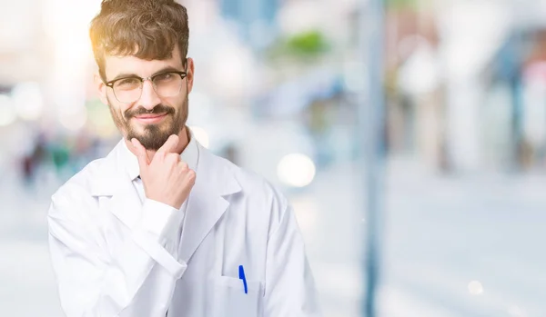 Giovane Scienziato Professionista Che Indossa Cappotto Bianco Sfondo Isolato Guardando — Foto Stock