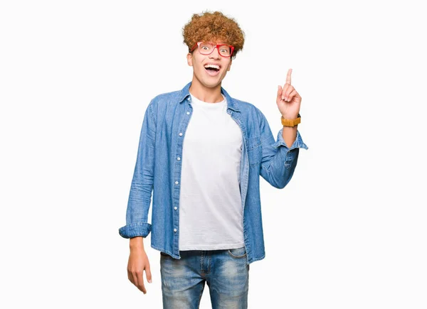 Ung Vacker Man Med Afro Hår Bär Glasögon Pekande Finger — Stockfoto