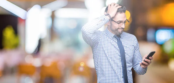 Joven Hombre Negocios Que Utiliza Teléfono Inteligente Sobre Fondo Aislado —  Fotos de Stock