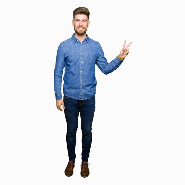 Ung Snygg Blond Man Bär Casual Denim Skjorta Leende Med — Stockfoto