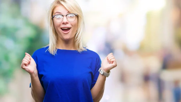 Giovane Bella Donna Bionda Indossa Occhiali Sfondo Isolato Celebrando Sorpreso — Foto Stock