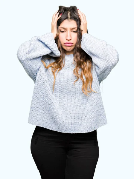 Junge Schöne Frau Winterpullover Leidet Unter Kopfschmerzen Verzweifelt Und Gestresst — Stockfoto