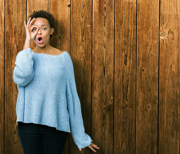 Young Beautiful African American Woman Wearing Sweater Isolated Background Doing — Stock Photo, Image